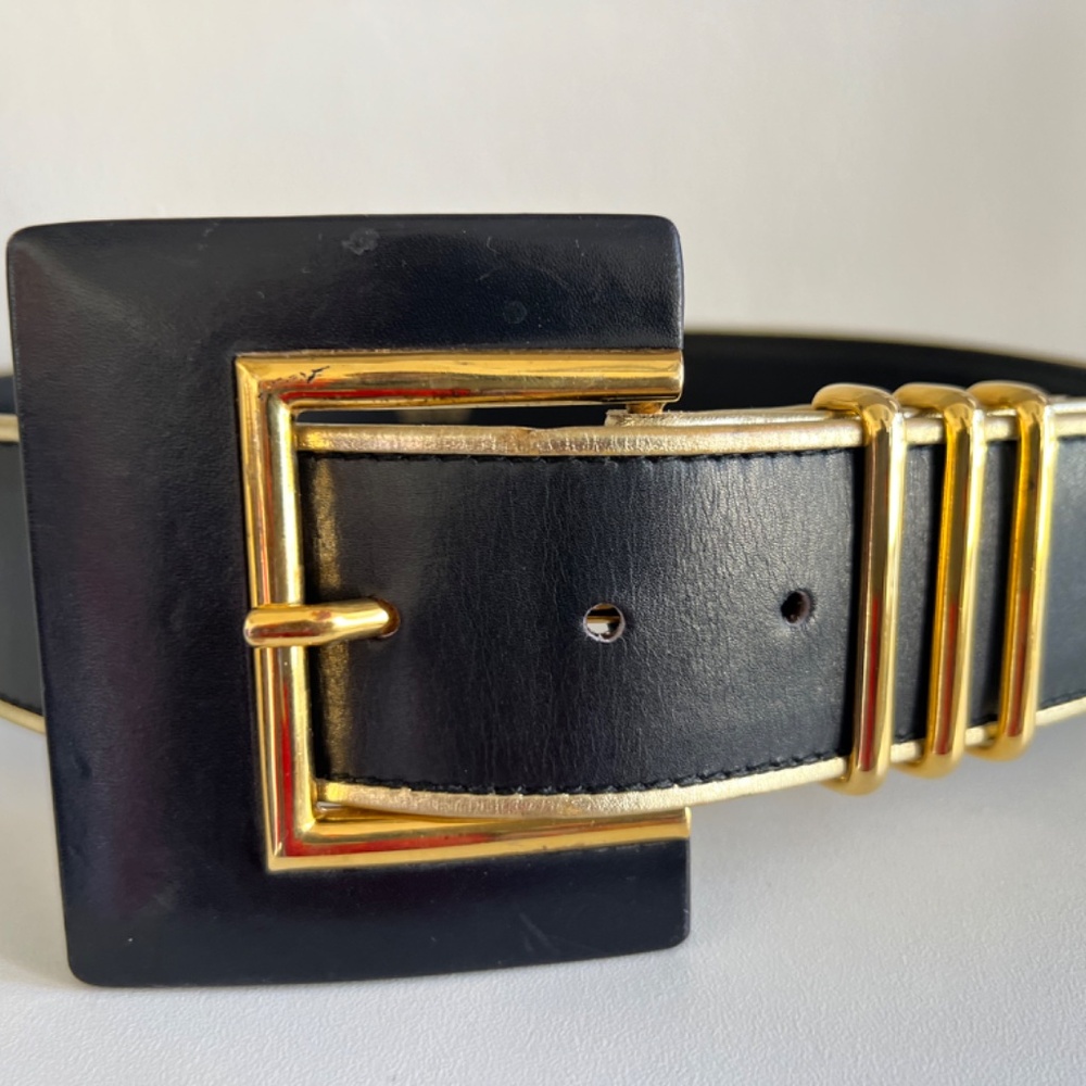 Escada - Picture 5 of 6